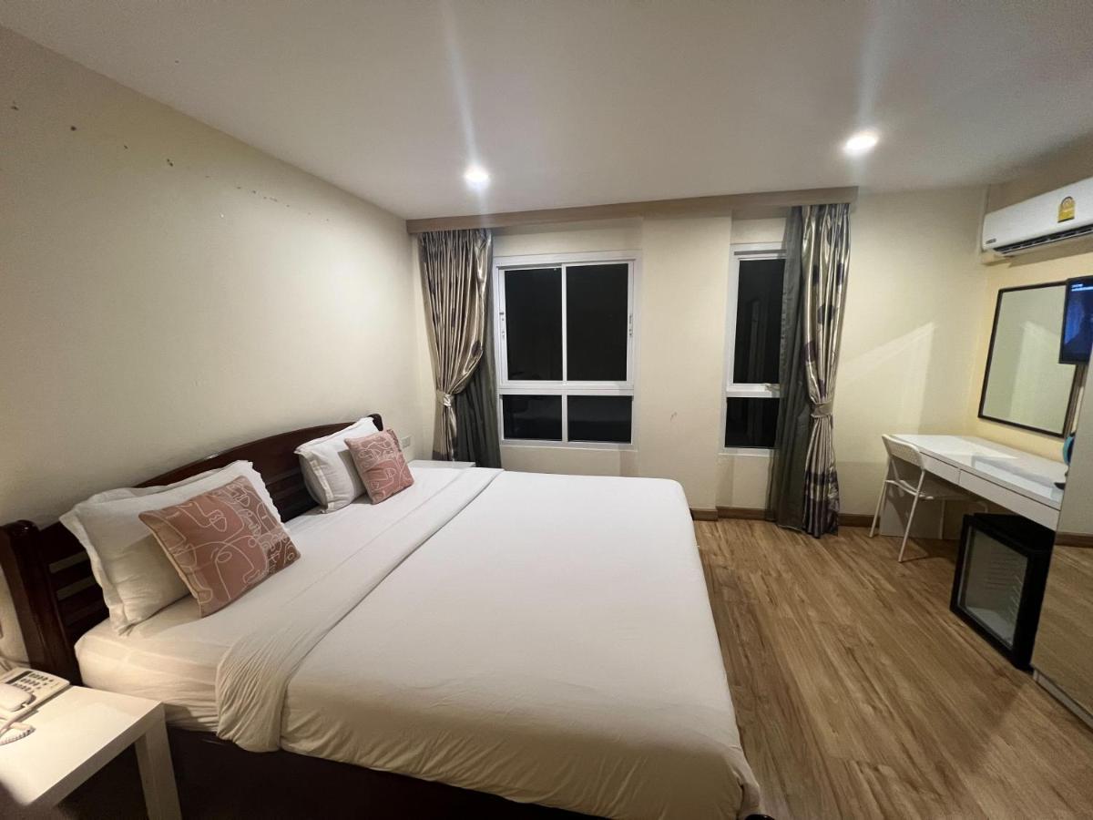 V Check Inn Sukhumvit 22 Banguecoque Exterior foto