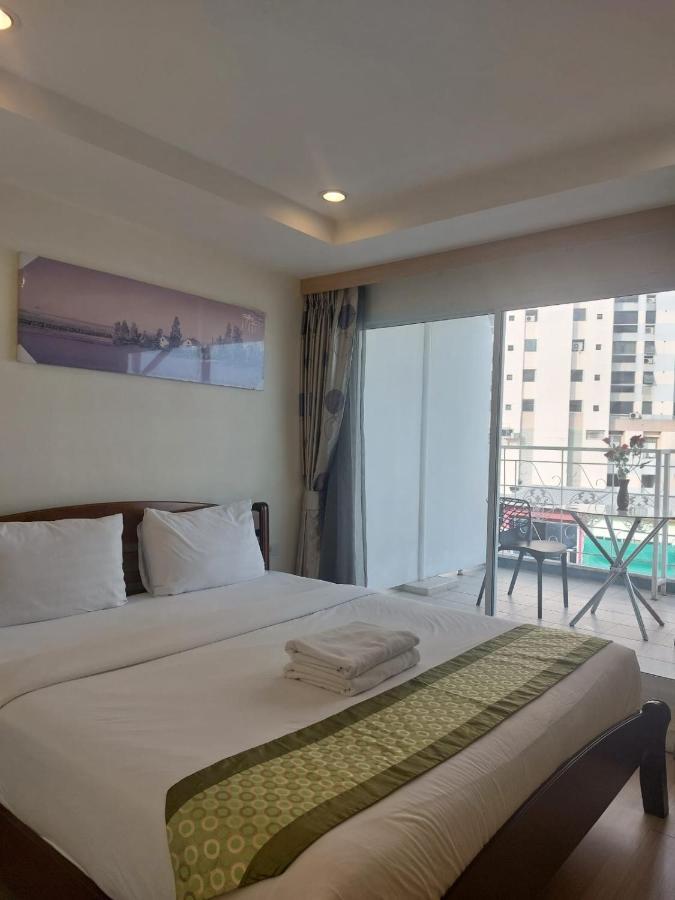 V Check Inn Sukhumvit 22 Banguecoque Exterior foto