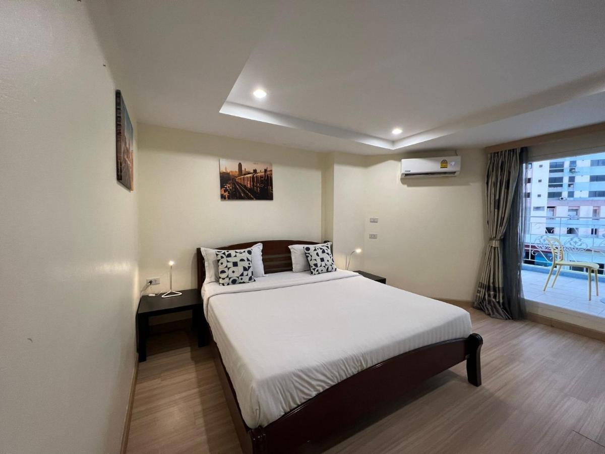 V Check Inn Sukhumvit 22 Banguecoque Exterior foto
