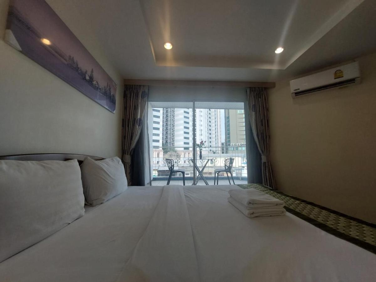 V Check Inn Sukhumvit 22 Banguecoque Exterior foto
