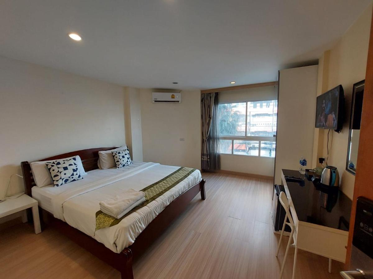 V Check Inn Sukhumvit 22 Banguecoque Exterior foto
