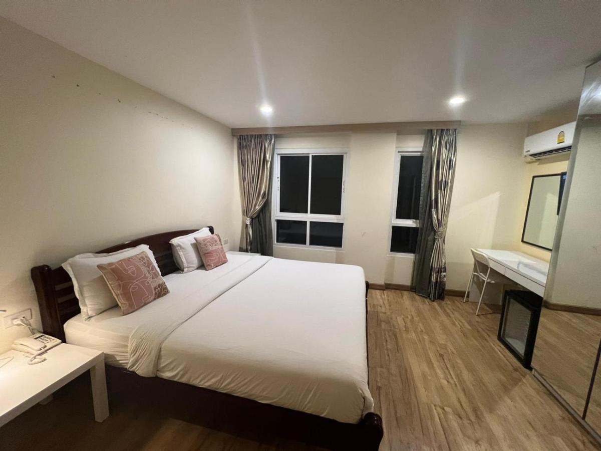 V Check Inn Sukhumvit 22 Banguecoque Exterior foto