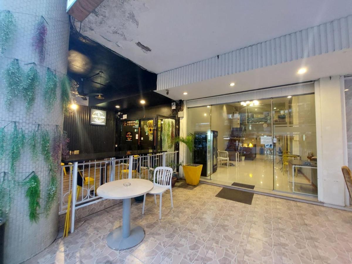 V Check Inn Sukhumvit 22 Banguecoque Exterior foto